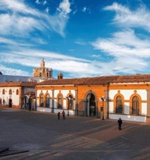 一座大楼，前面有人走动