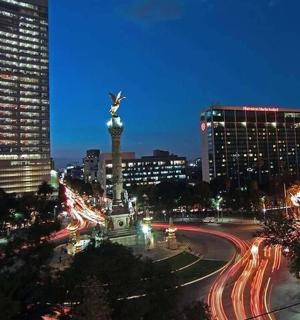 夜晚的城市，中间有一座雕像