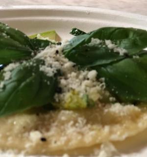 一盘意大利面上放有蔬菜的食物