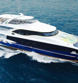 velká jachta v oceánu na vodě