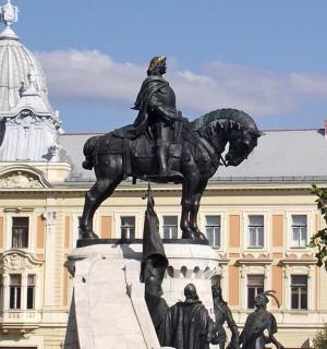 una estàtua d'un home a cavall davant d'un edifici