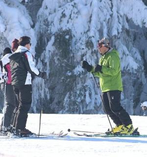 一群人在雪地里滑雪