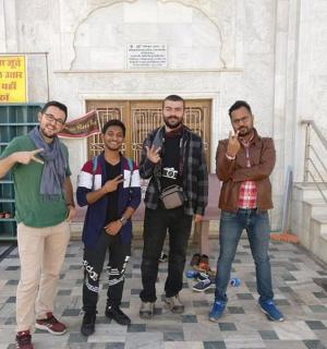 一群男人站在一栋建筑物前