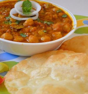 一盘食物、一碗汤和面包