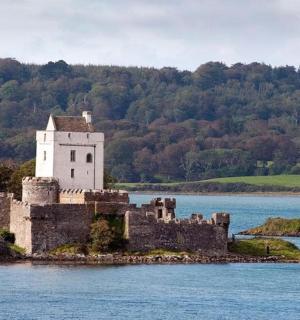hrad na ostrově uprostřed vody