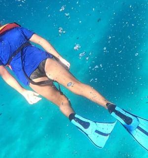 osoba ve vodě s lyžemi ve vodě