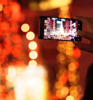 osoba fotící mobilním telefonem