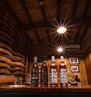 eine Bar mit Alkoholflaschen auf einem Tisch