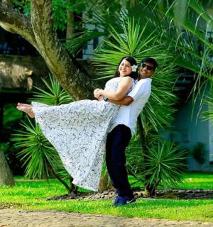 一男一女站在一棵树旁