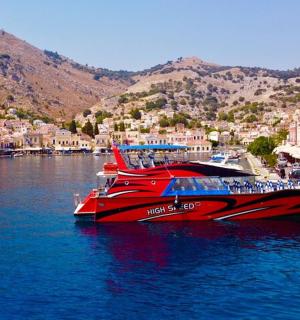 Červená loď kotví ve vodní ploše