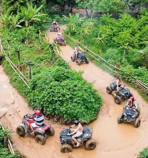 一群人骑着摩托车在泥泞的道路上行驶