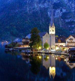 夜晚有教堂和湖泊的小镇