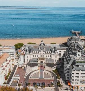 海滩旁一栋建筑的鸟瞰图