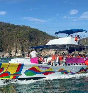 loď s lidmi na vodě