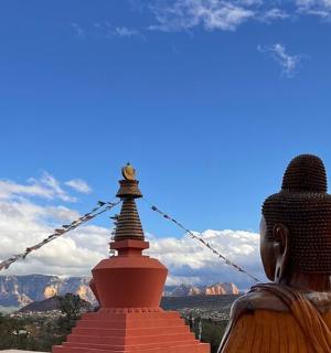 从雕像背后俯瞰大峡谷