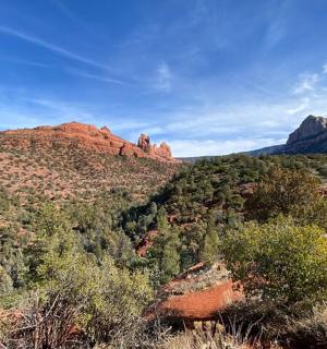 有红色岩石和树木的山景