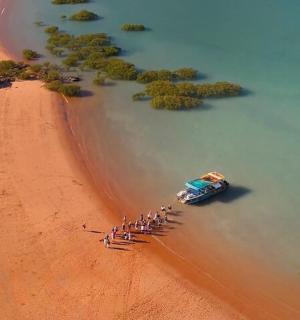 一群人站在靠近水边的海滩上