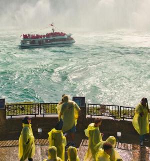 一群人看着水中的一艘船