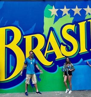 一群人站在一面写着“种族主义”的墙前