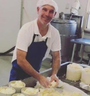 un homme debout dans une cuisine préparant de la nourriture