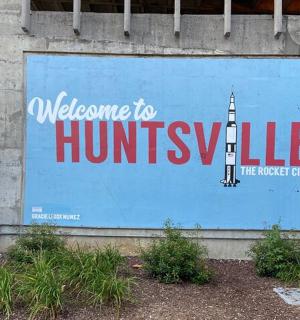 墙上挂着一块写着“欢迎来到 hamneysize”的牌子