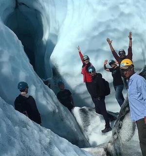 一群人站在冰洞上