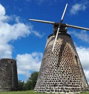 budova s větrnou turbínou na střeše