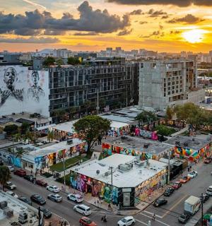 Letecký pohled na město s dopravou a budovami