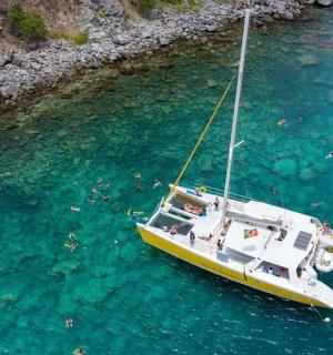 Hvítur bátur í vatninu með fólki á honum