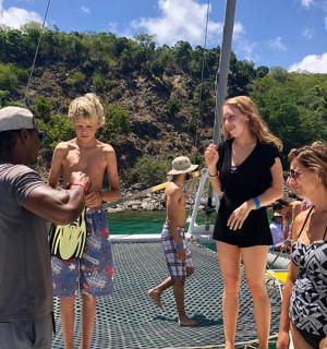 grupa ludzi na łodzi na wodzie