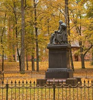 una statua di un uomo a cavallo in un parco