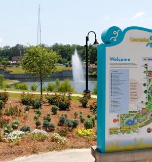 cedule před zahradou s fontánou