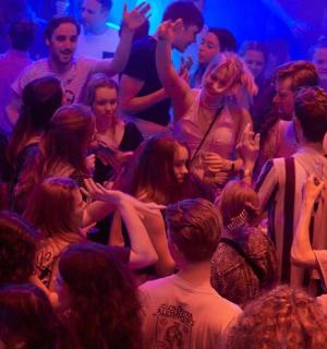 un grand groupe de personnes debout dans une foule