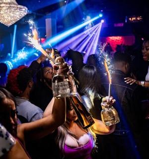 一群人在聚会上燃放烟花