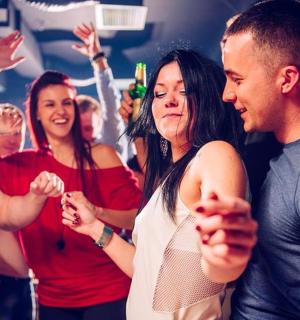 一群人站在人群中