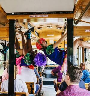 skupina lidí jedoucích v autobuse