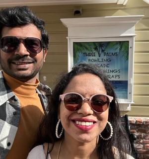 一名男子和一名女子站在一所房子前