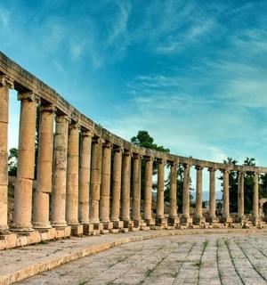a long row of columns on the side of a building