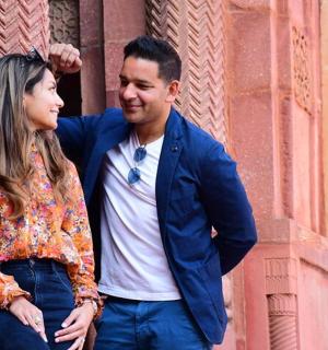 一名男子和一名女子站在建筑物旁边