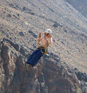 一名女子正从山上速降
