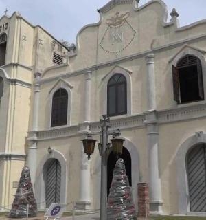 一座教堂前有一棵圣诞树