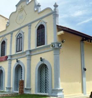 一座侧面有钟的教堂