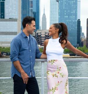 一男一女并排站着