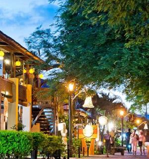 夜晚的街道上,人们在街上行走