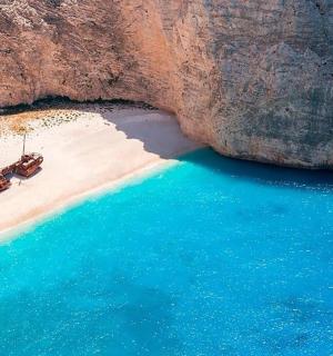 ハンモックと水のあるビーチの航空写真