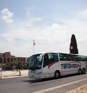 一辆白色巴士正在街上行驶