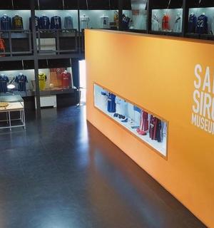 一家有锯木店的商店，墙上挂着招牌