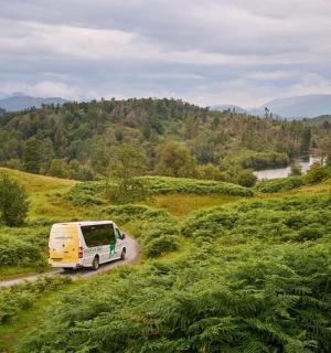 一辆黄色货车沿着山路行驶