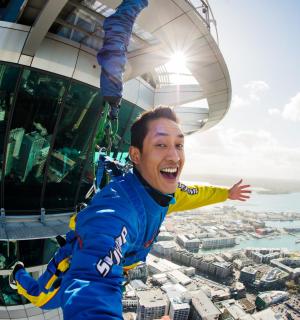 一名男子悬挂在楼顶