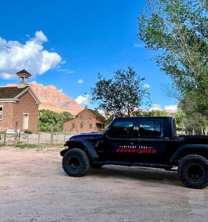 一辆黑色卡车停在一栋房子前面